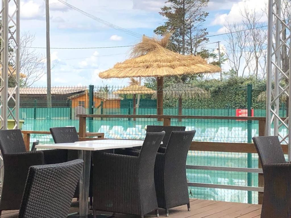 terrasse en bord de piscine restaurant camping Vias
